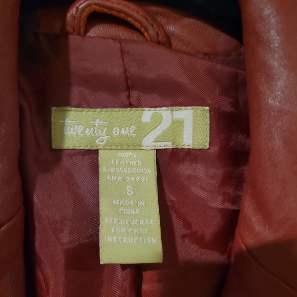 Women's Red Twenty One Cropped Leather Jacket SZ SM - Picture 4 of 5